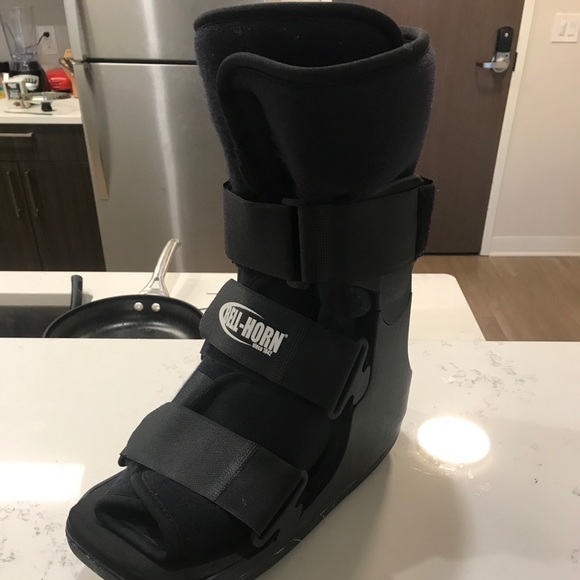 Bell Horn Surgical Walking Boot - Picture 2 of 3
